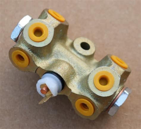 Volvo 240 Brake Warning Valve & Junction Box (1975 